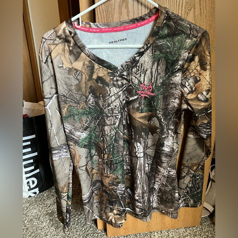 Realtree camouflage wooded print v neck long sleeve size large